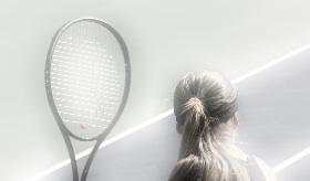 L'entraînement d'une joueuse de tennis adolescente