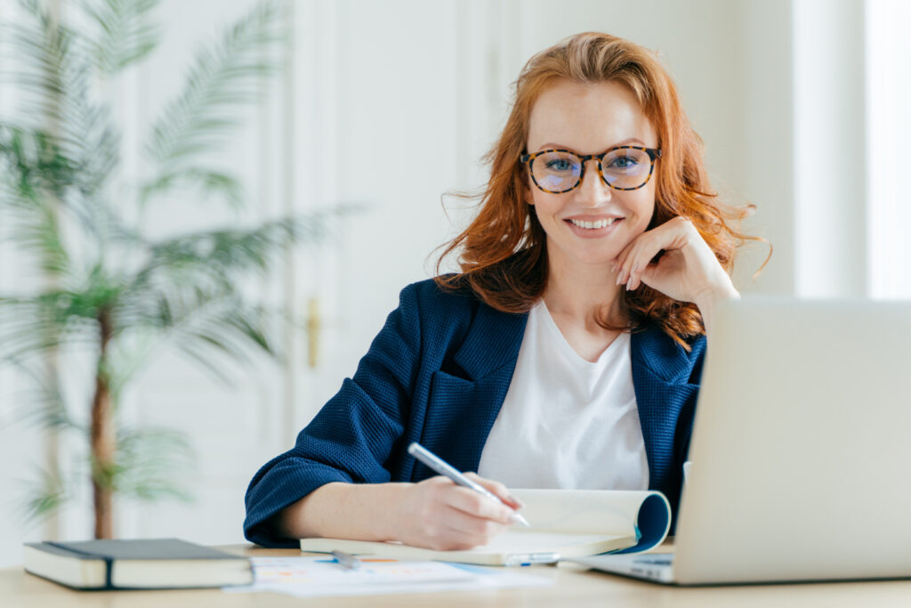 Une candidate qui passe son certificat de Validation des Acquis de l’Expérience.
