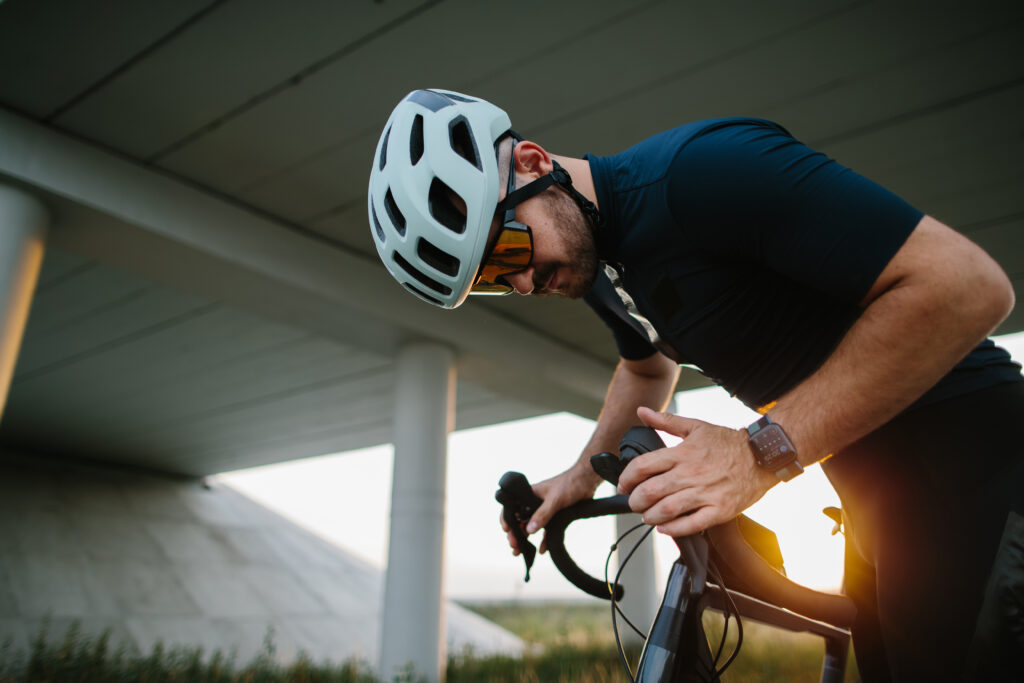 Cycliste dans un moment de préparation mentale pour le Tour de France