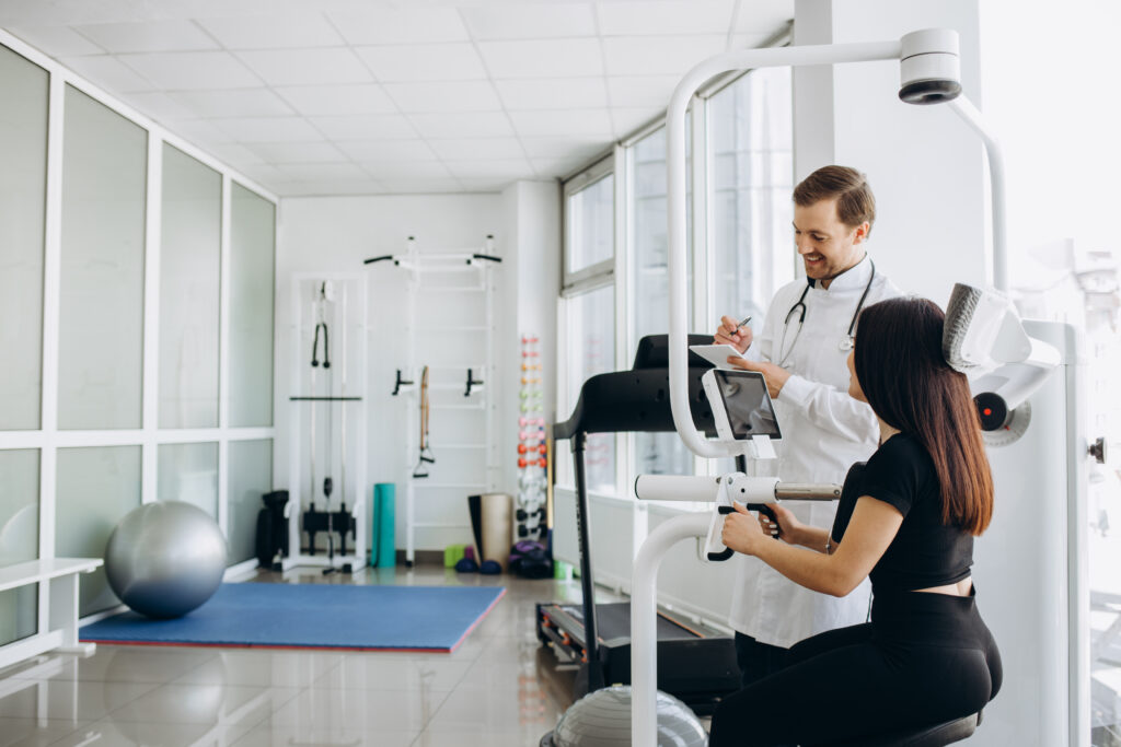 Un médecin explique à une sportive la gestion des pathologies sportives en période estivale